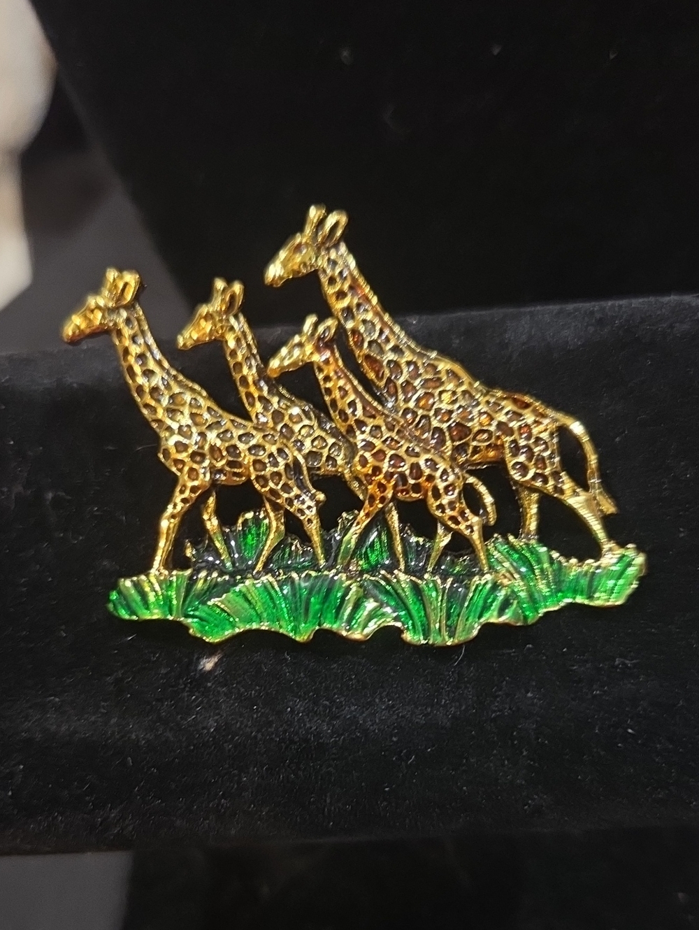 GIRAFFE BROOCH